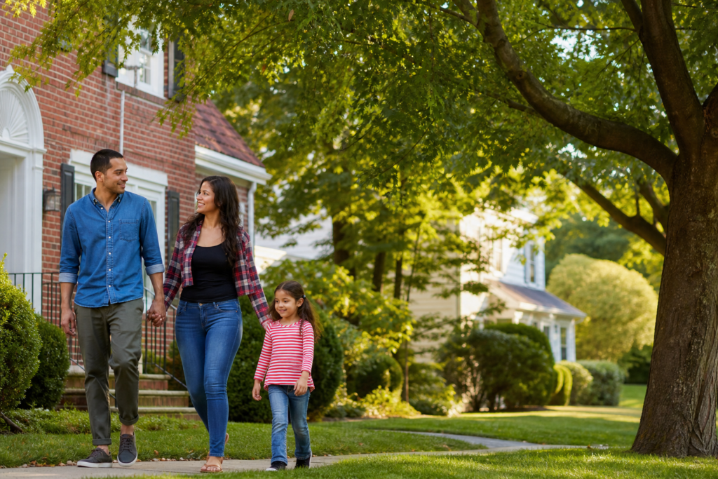Familia latina en un entorno suburbano frondoso en Virginia — seguro de gastos finales, Asegurables.com